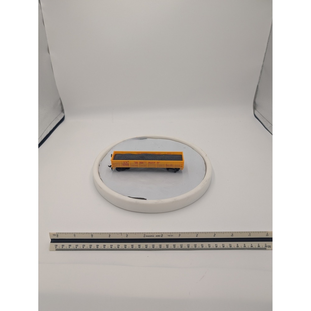 Union Pacific HO Scale Gondola Car Yellow UP 29500 with Coal Load